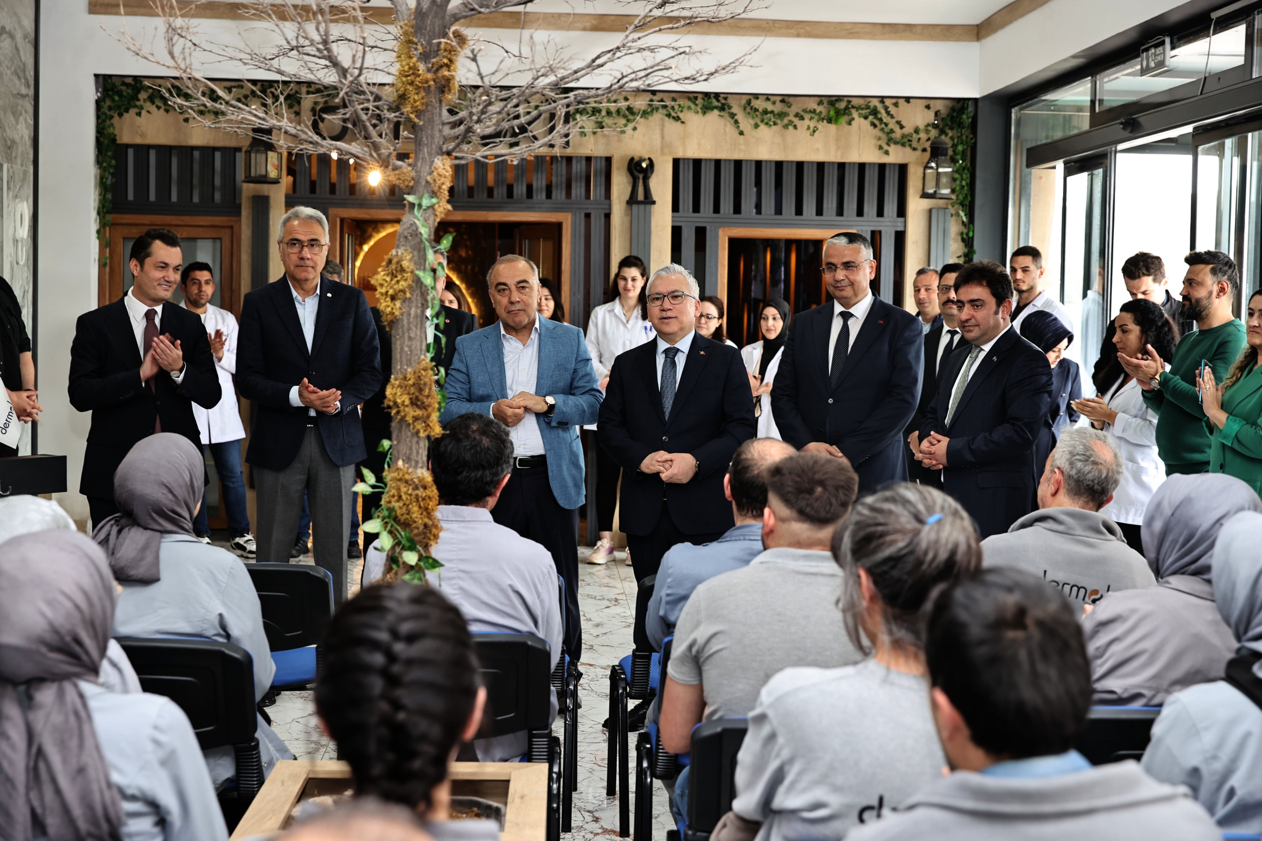 Sivas Valisi Şimşek, Osb’de İşçilerle Kucaklaştı!