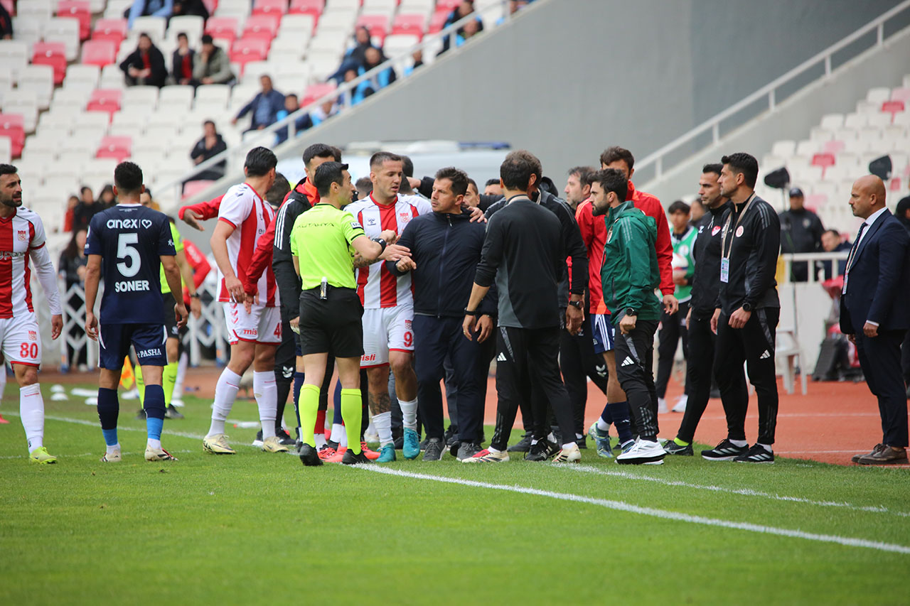 Sivasspor Yardımcı Antrenörü Pfdk'ya Sevk Edildi-1