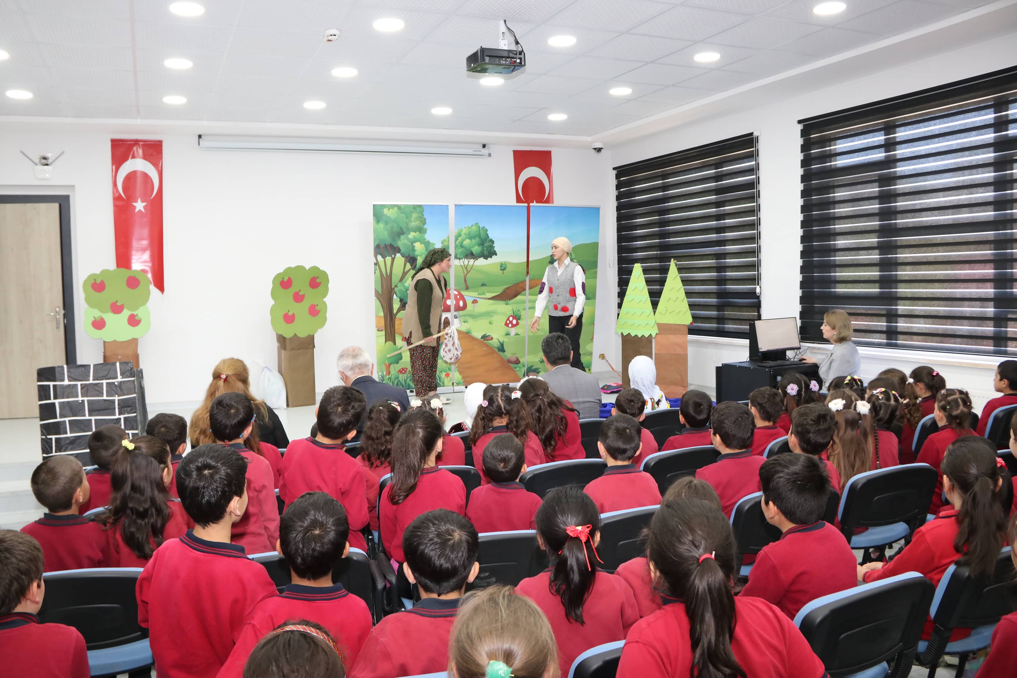 Meslek Liseliler Köy Okuluna Neşe Getirdi