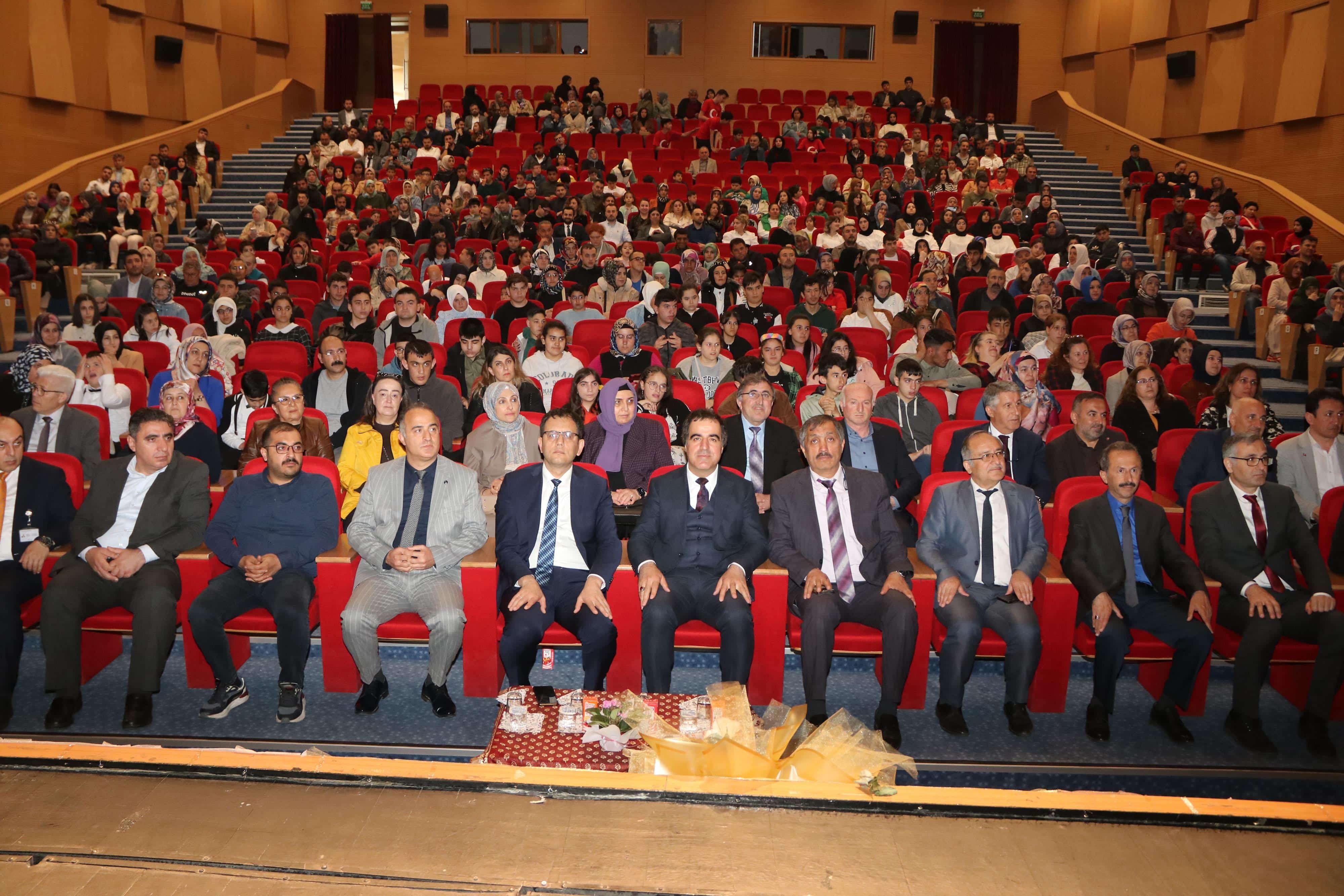 Sivas'ta Engelliler Haftası Kutlaması: Özel Çocuklar Sahnedeki Yetenekleriyle Büyüledi