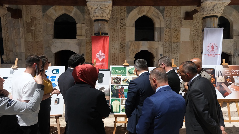 Sivas'ın 754 yıllık medresesinde sergi açıldı