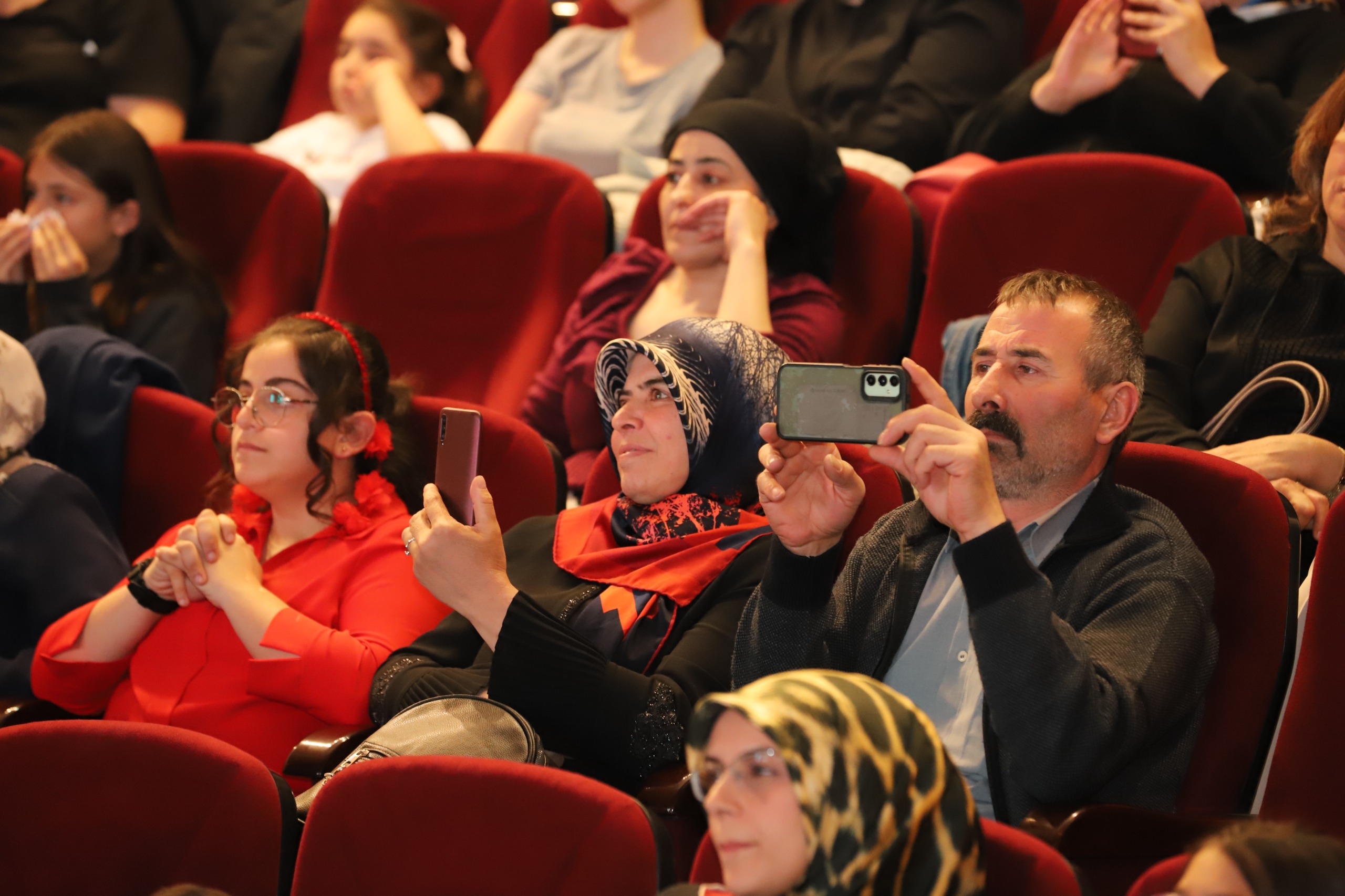 Sivas'ta öğrenciler aileleriyle aynı sahneyi paylaştı