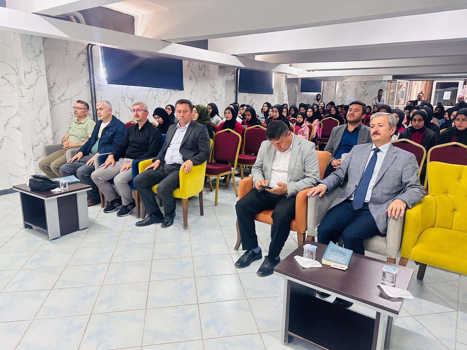 Gençler Kur’an’ın ışığında buluştu