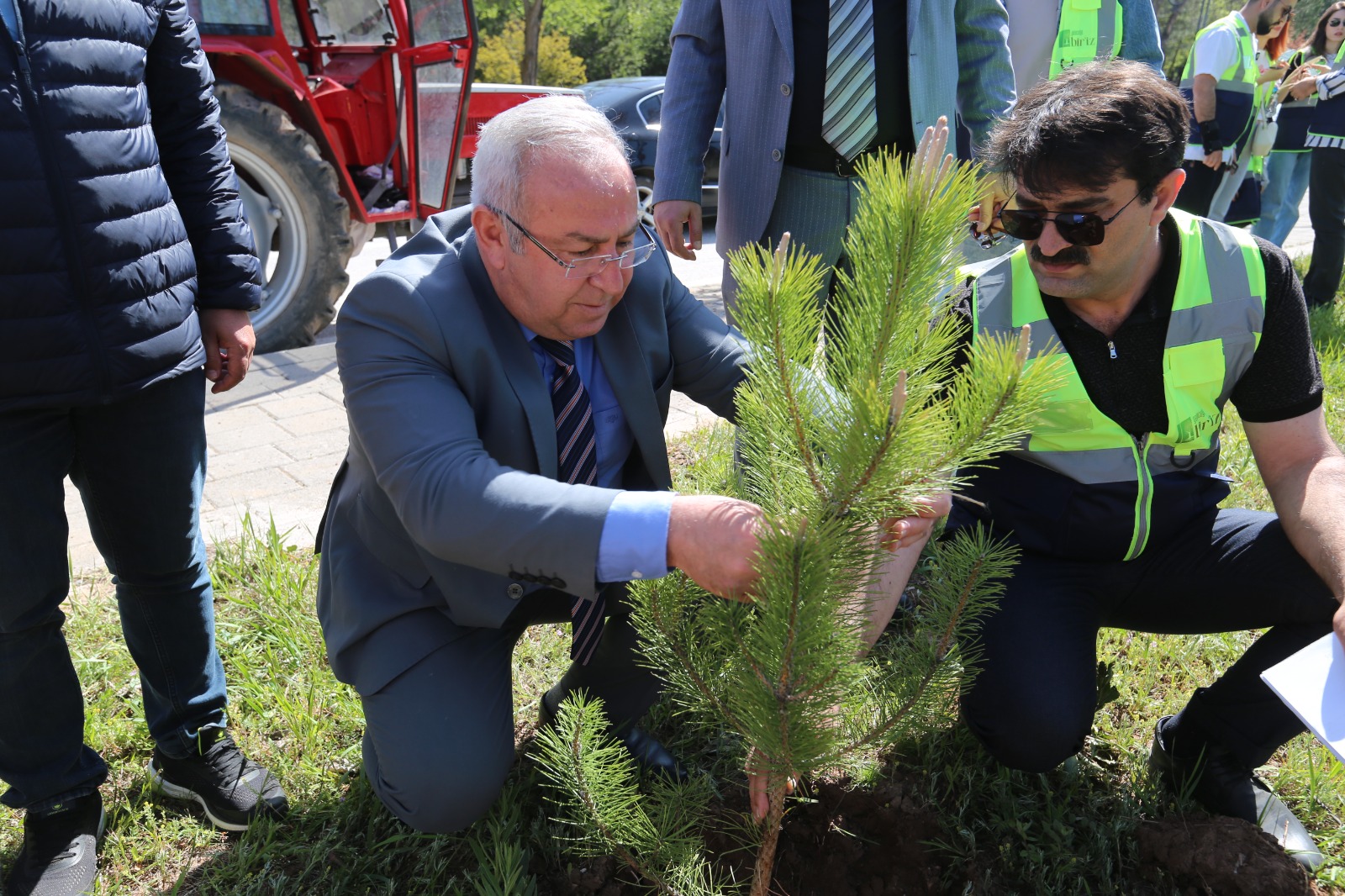 SCÜ Kampüsünde Türk Dünyası İçin Fidanlar Toprakla Buluştu