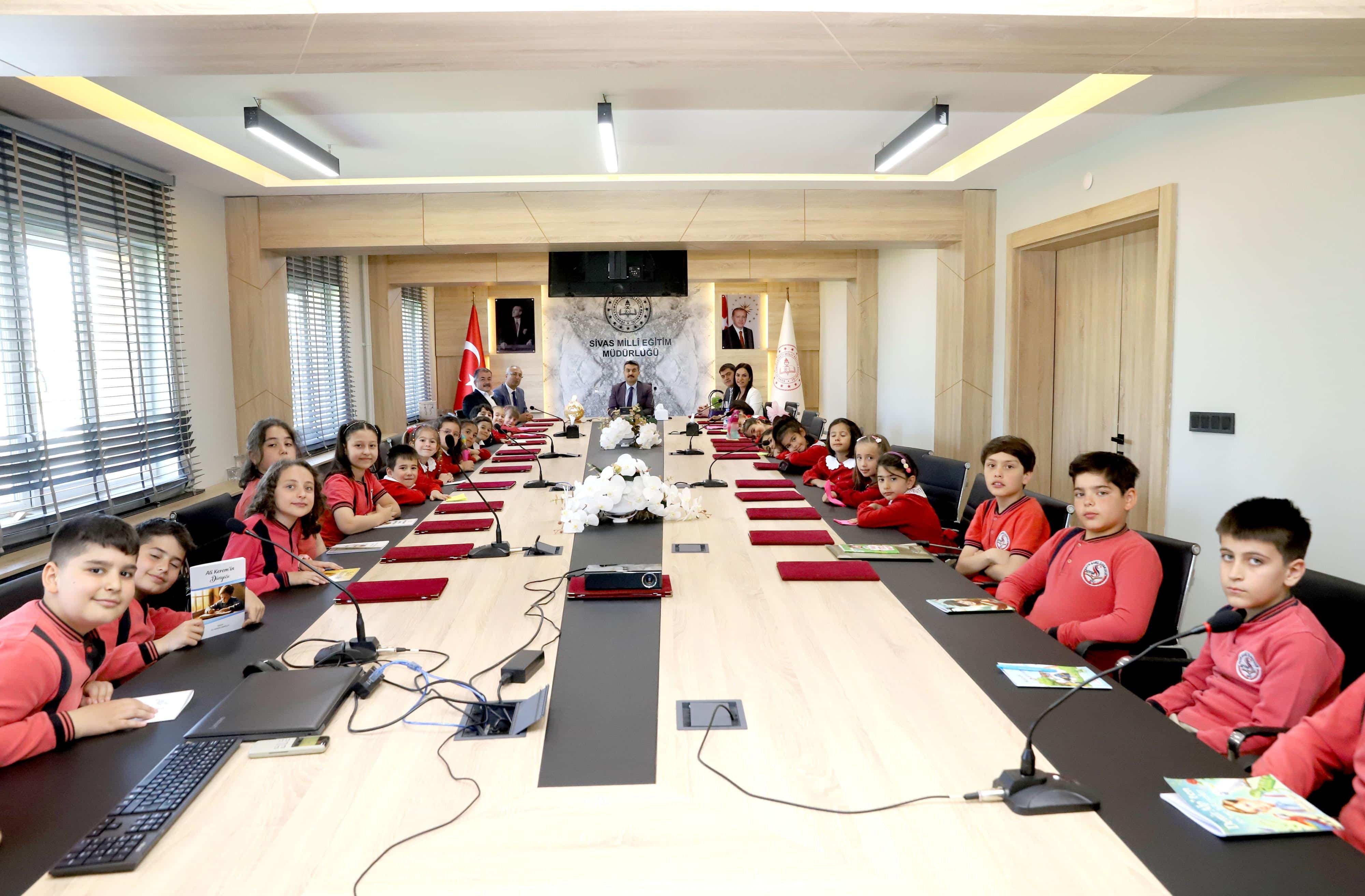 Atıklar, miniklerin ellerinde sanata dönüştü! 