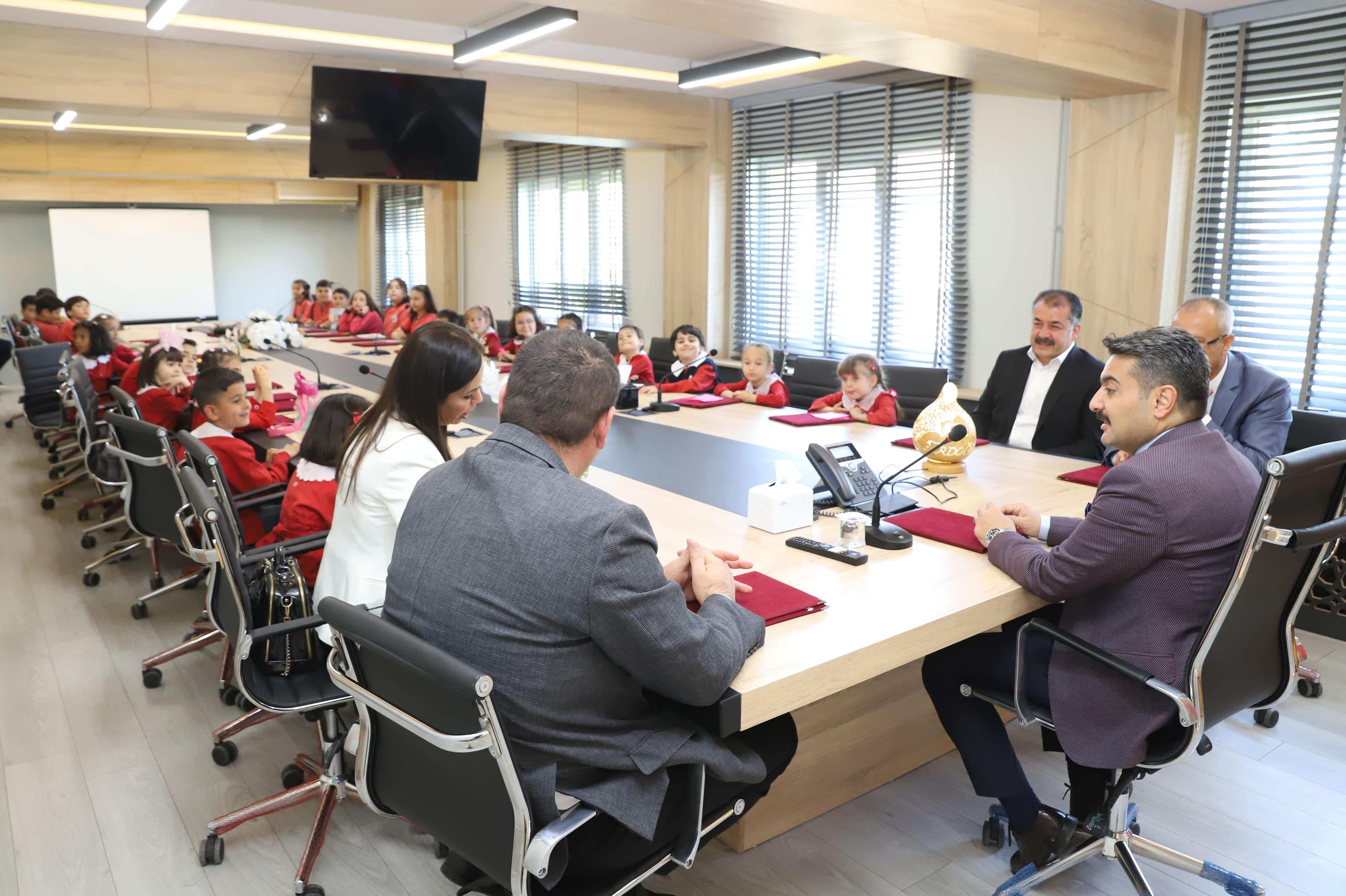 Atıklar, miniklerin ellerinde sanata dönüştü! 