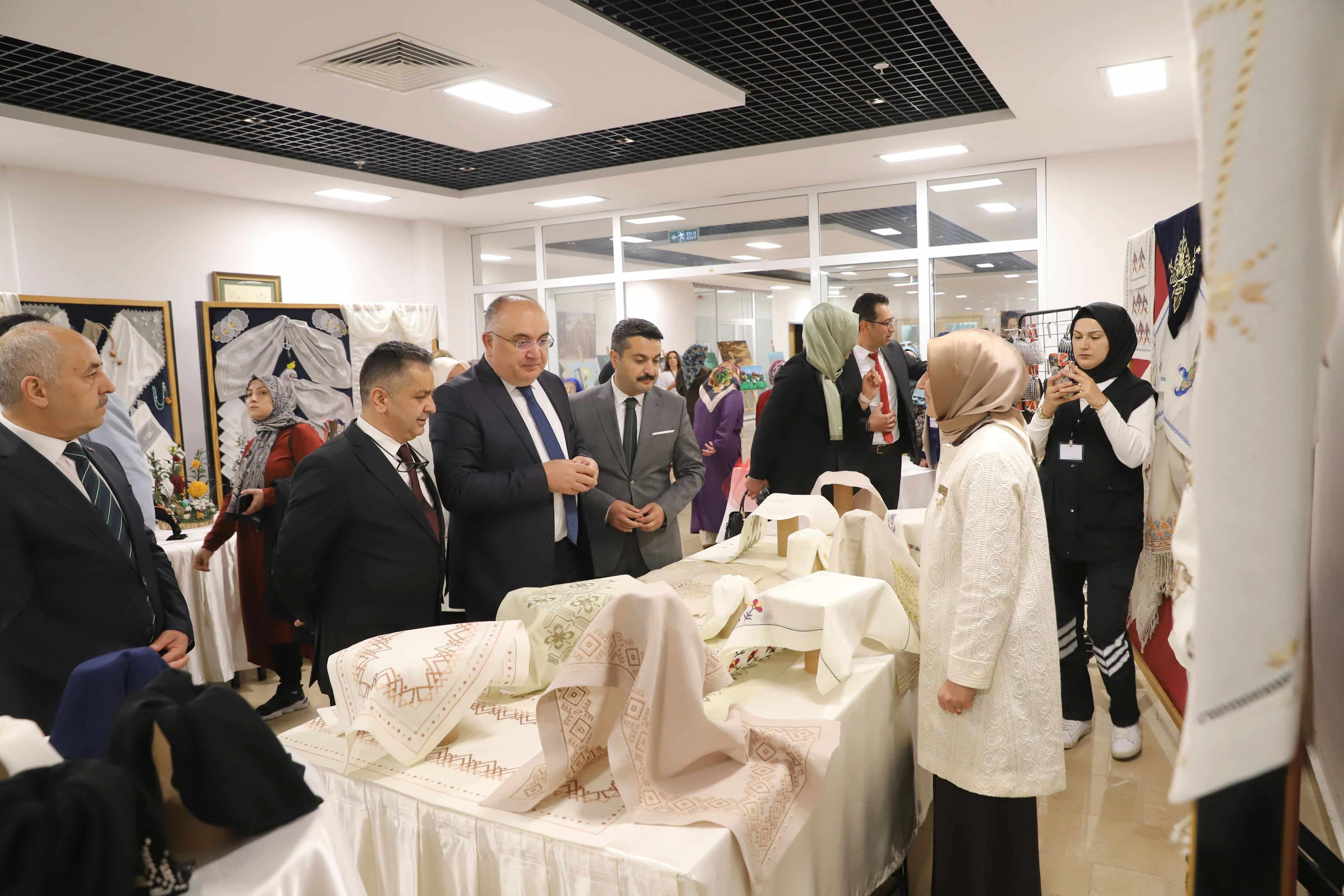 Yıl sonu sergisi açıldı