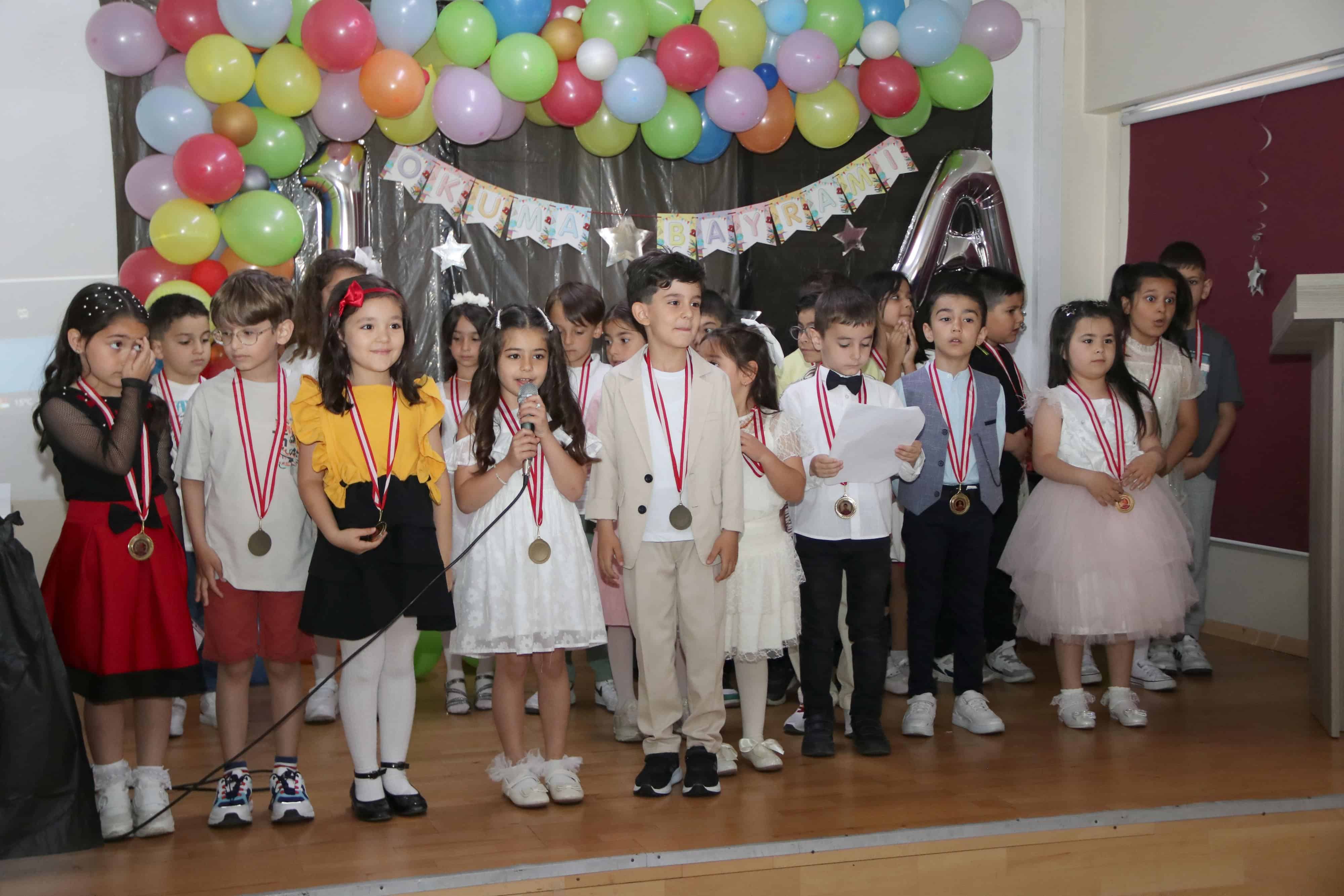 Okumayı Öğrendiler, Bayram Yaptılar