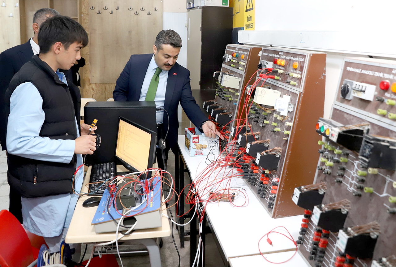 Erdoğan, Teknik Anadolu Lisesini ziyaret etti