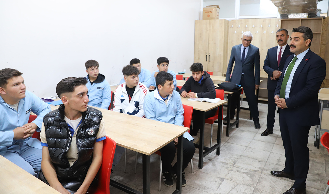 Erdoğan, Teknik Anadolu Lisesini ziyaret etti