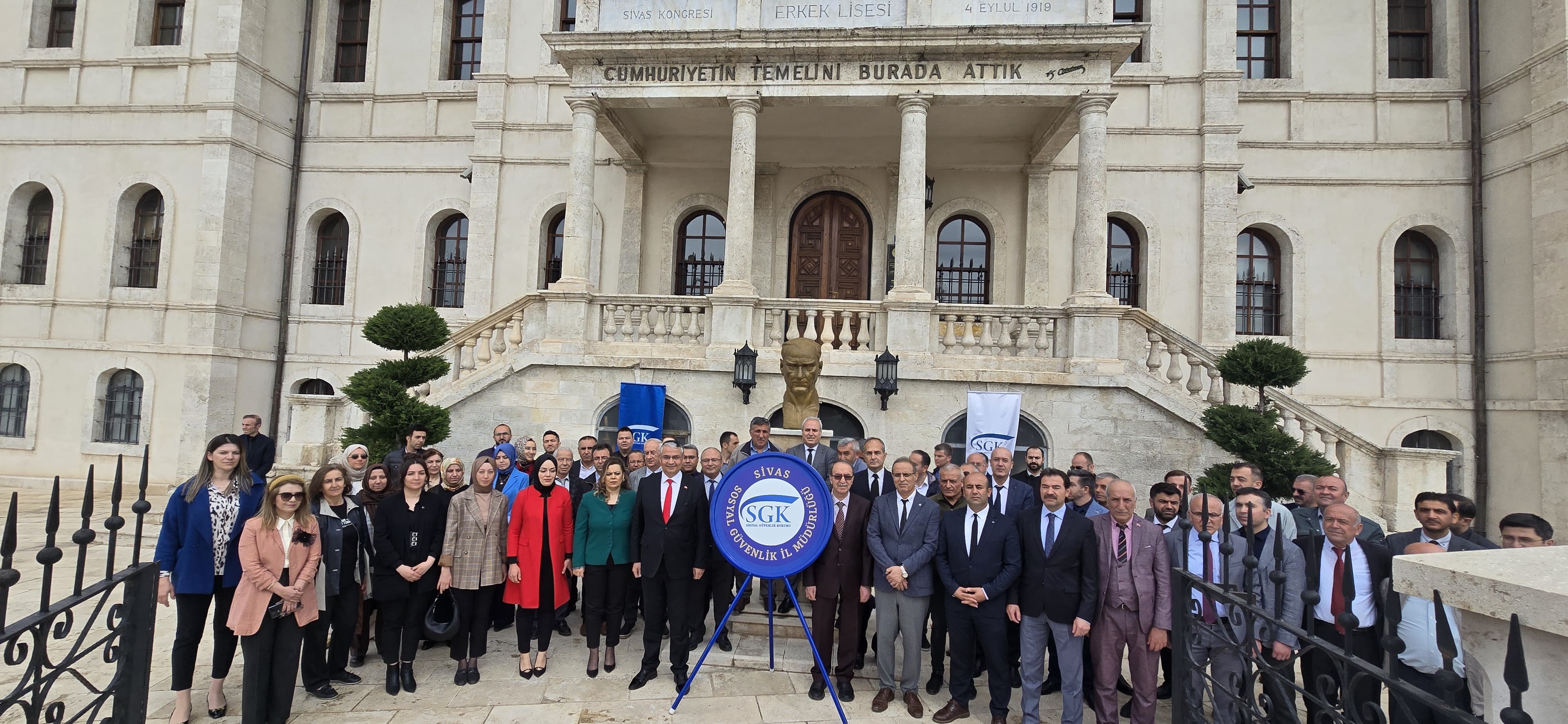 Sivas SGK Ailesi, Anıta Çelenk Sundu