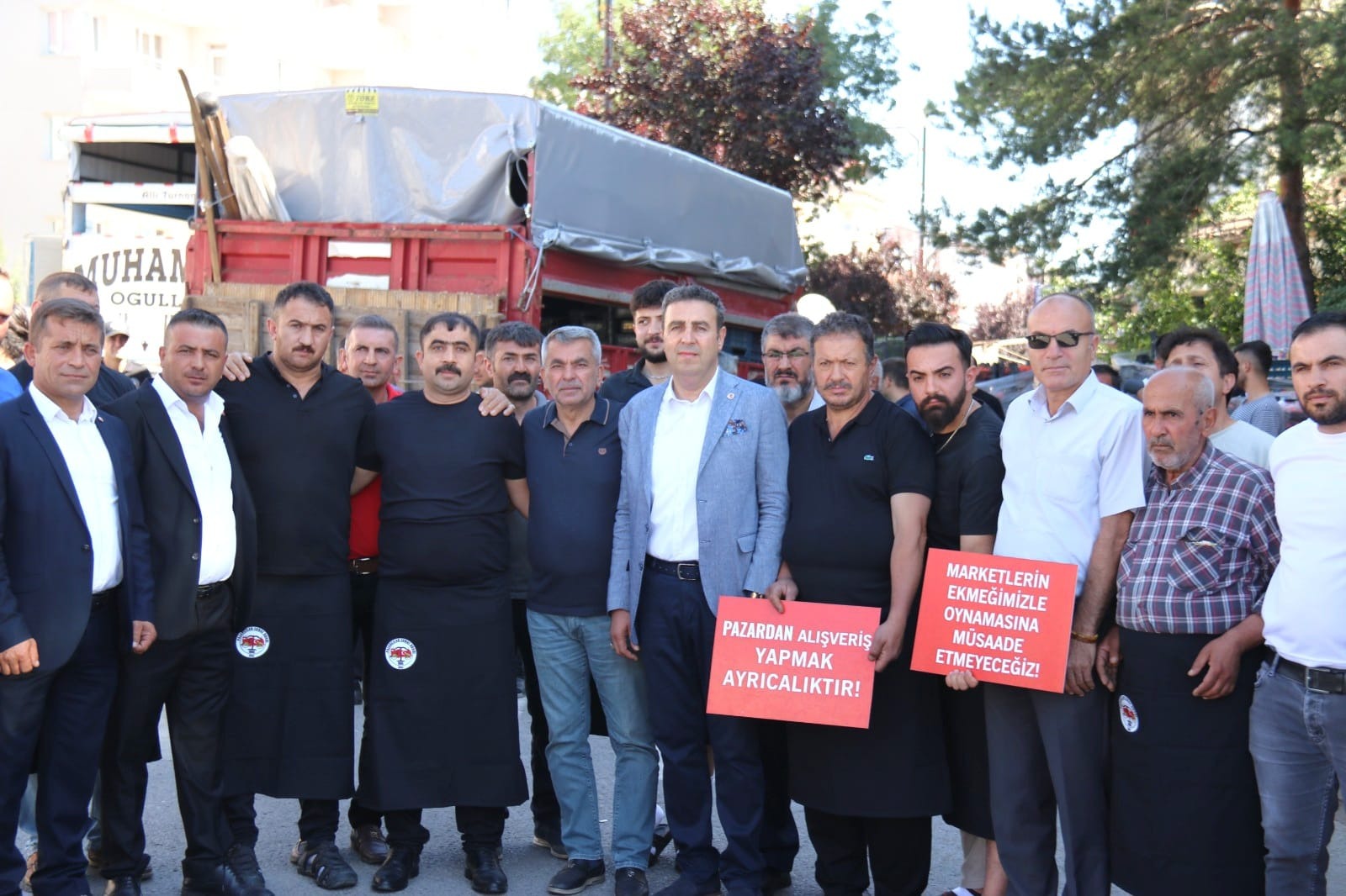 Pazarcılardan Sivas Belediyesi'ne tepki: Pazarcının ekmeğiyle oynamayın!