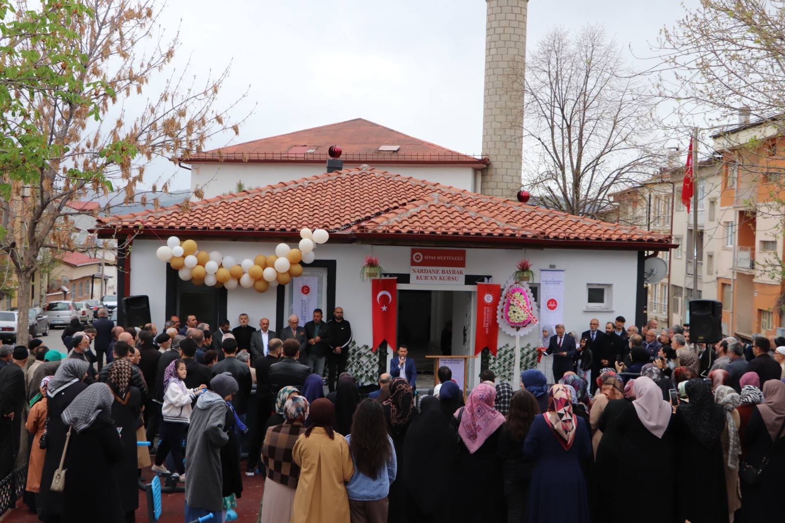 vefat eden eşi için Sivas'a Kur'an Kursu yaptırdı 
