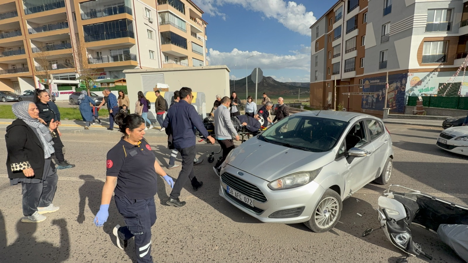 Sivas'ta otomobille motosiklet çarpıştı! Polis memuru yaralandı 