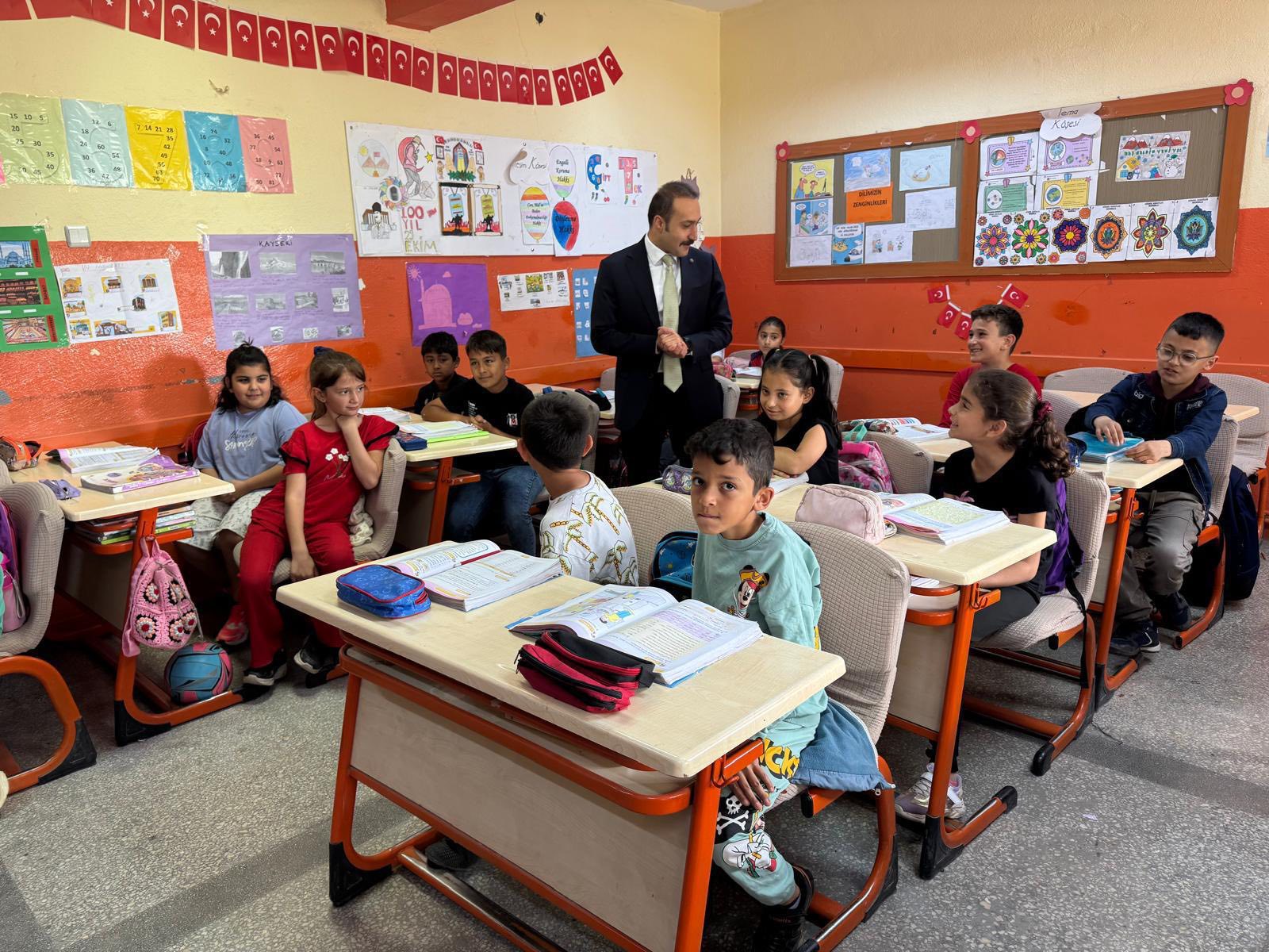 Gemerek Kaymakamı Koca'nın okul ziyaretleri