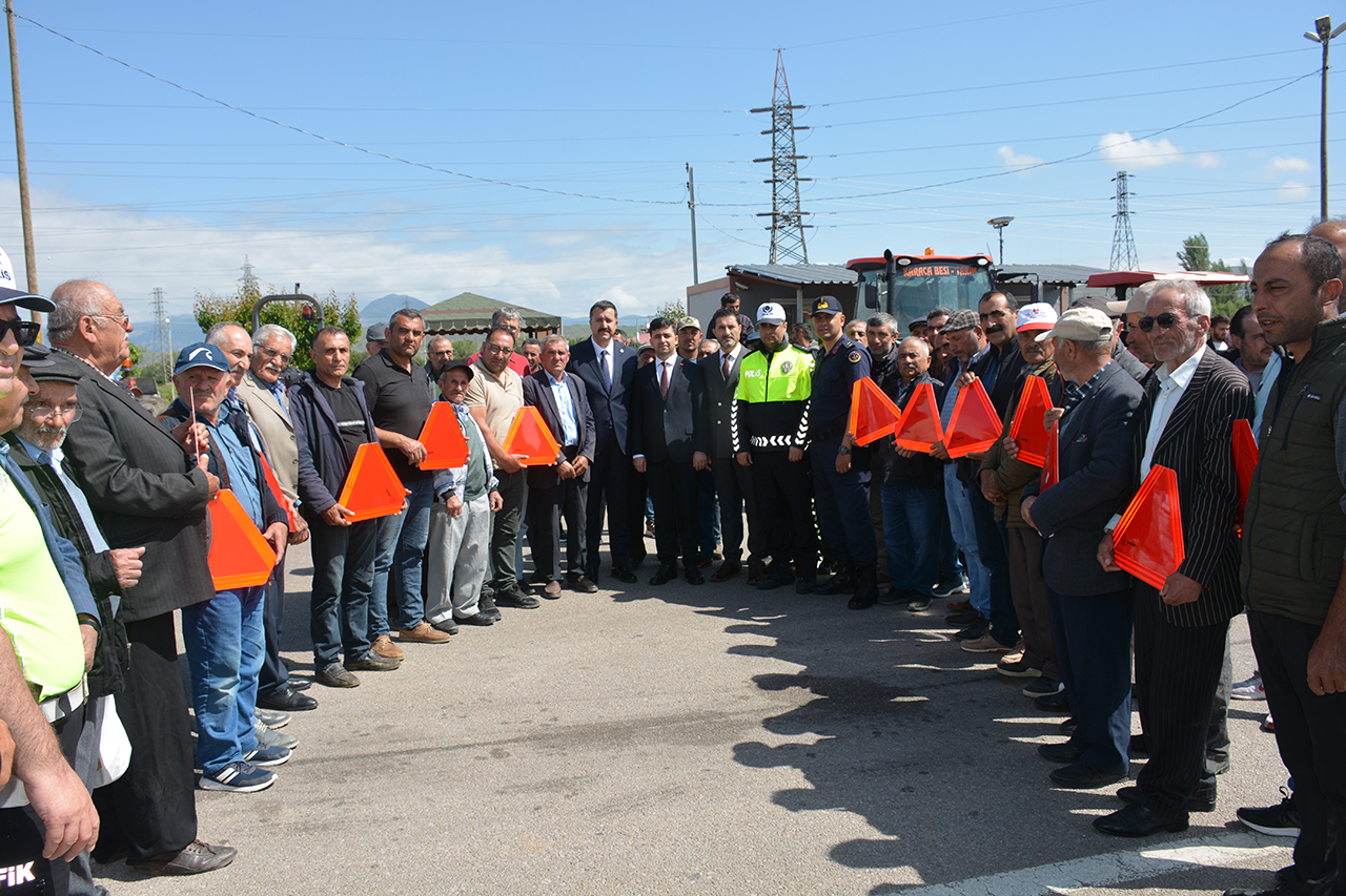 Sivas'ta  traktör sürücülerine reflektör hediye edildi