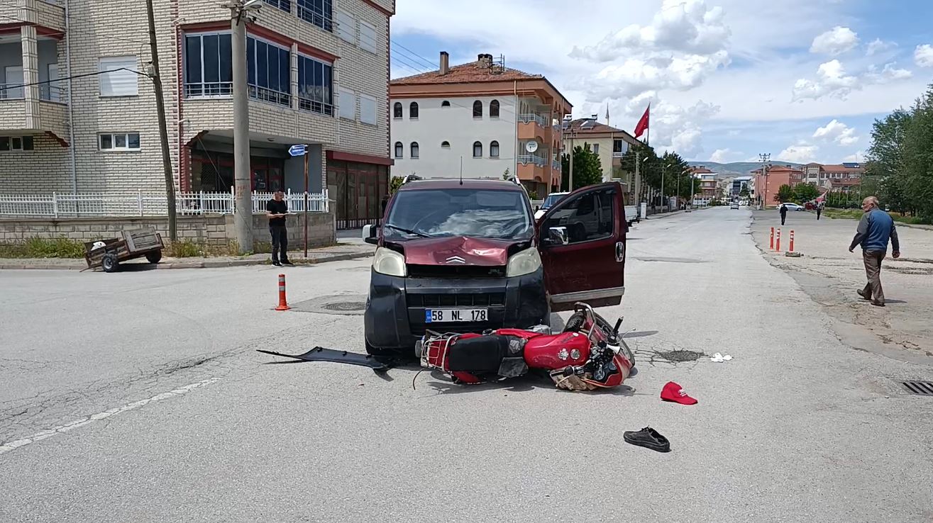 Sivas'ta otomobille motosiklet çarpıştı! 