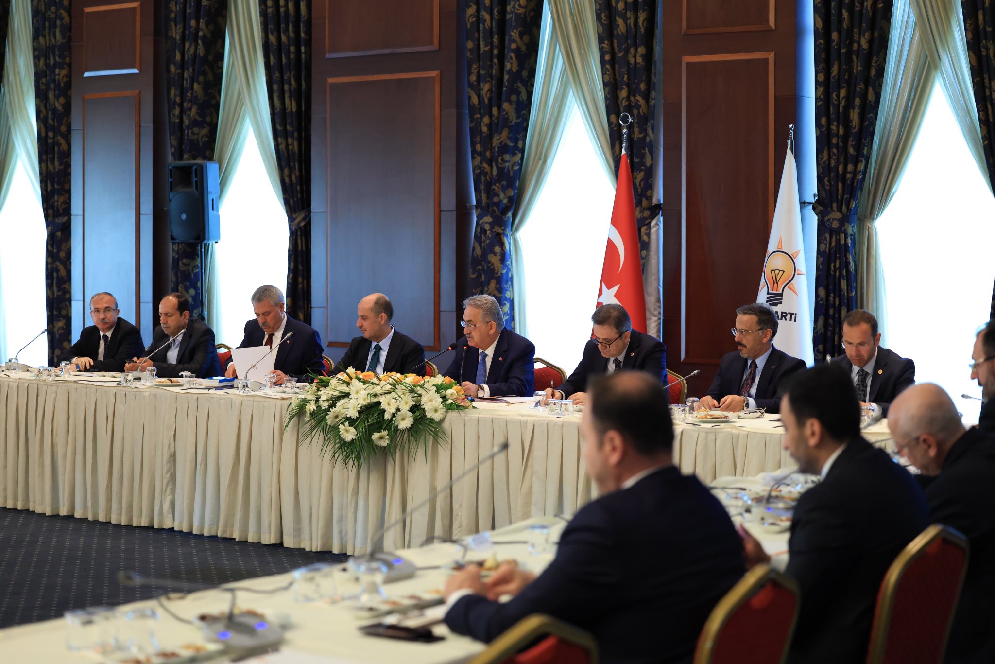 AK Parti'den yeni anayasa çalıştayı