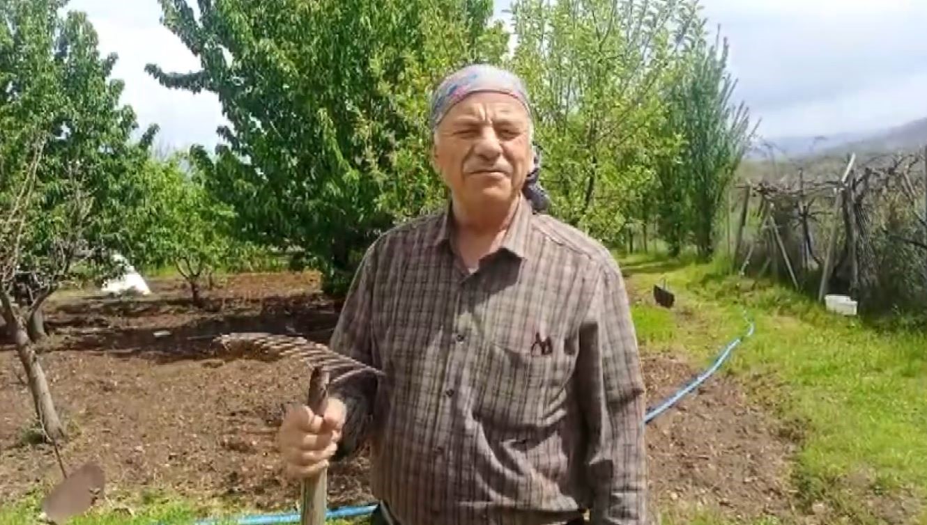 Annesiz Kalan Sansar Yavrusunu Bulan Çiftçi, Onu Sevgiyle Sahiplendi