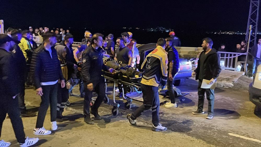 Sivas’ta feci kaza: Otomobil bariyere ok gibi saplandı