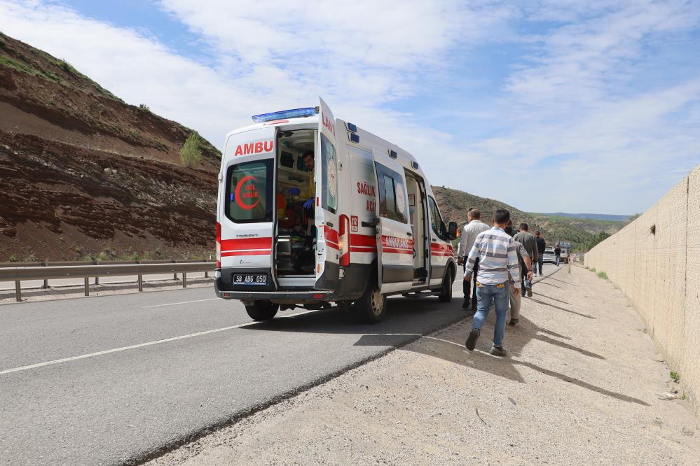 Otomobil istinat duvarına çarptı: 3 yaralı