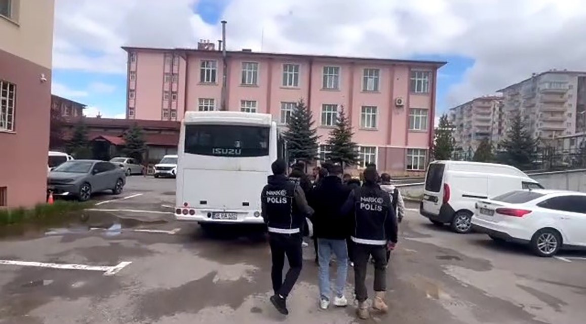 Sivas'ta Sosyal Medyada Uyuşturucu Pazarlayan 8 Şahıs Tutuklandı