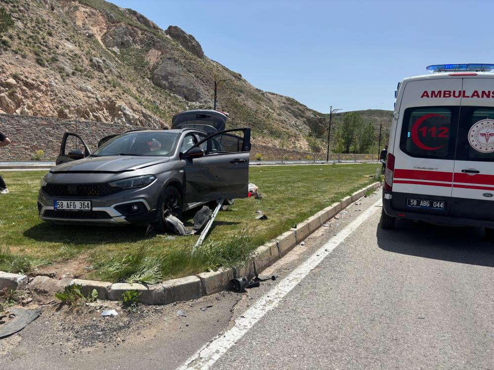 Sivas'ta 2 araç kavşakta birbirine girdi! 