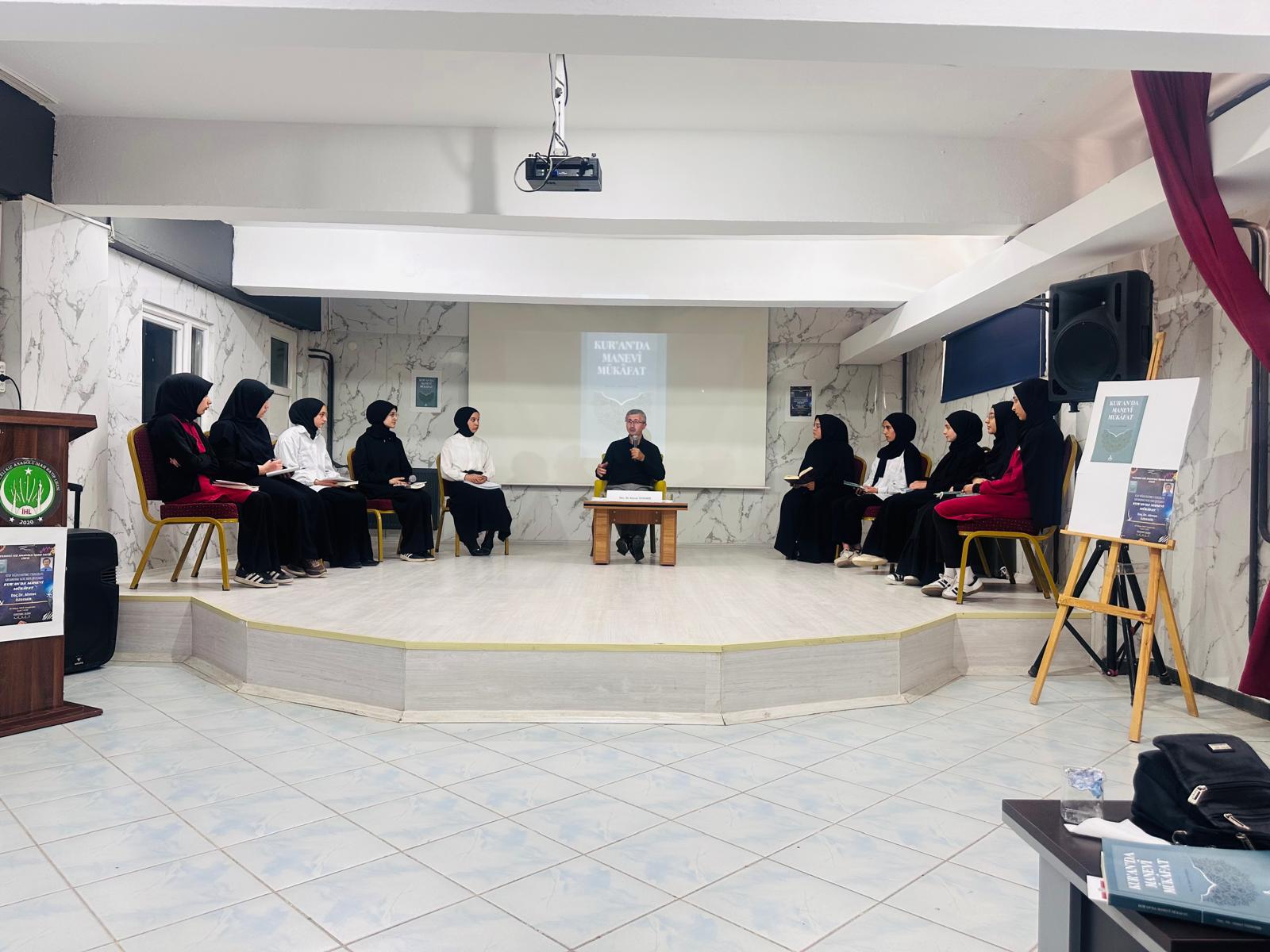Gençler Kur’an’ın ışığında buluştu