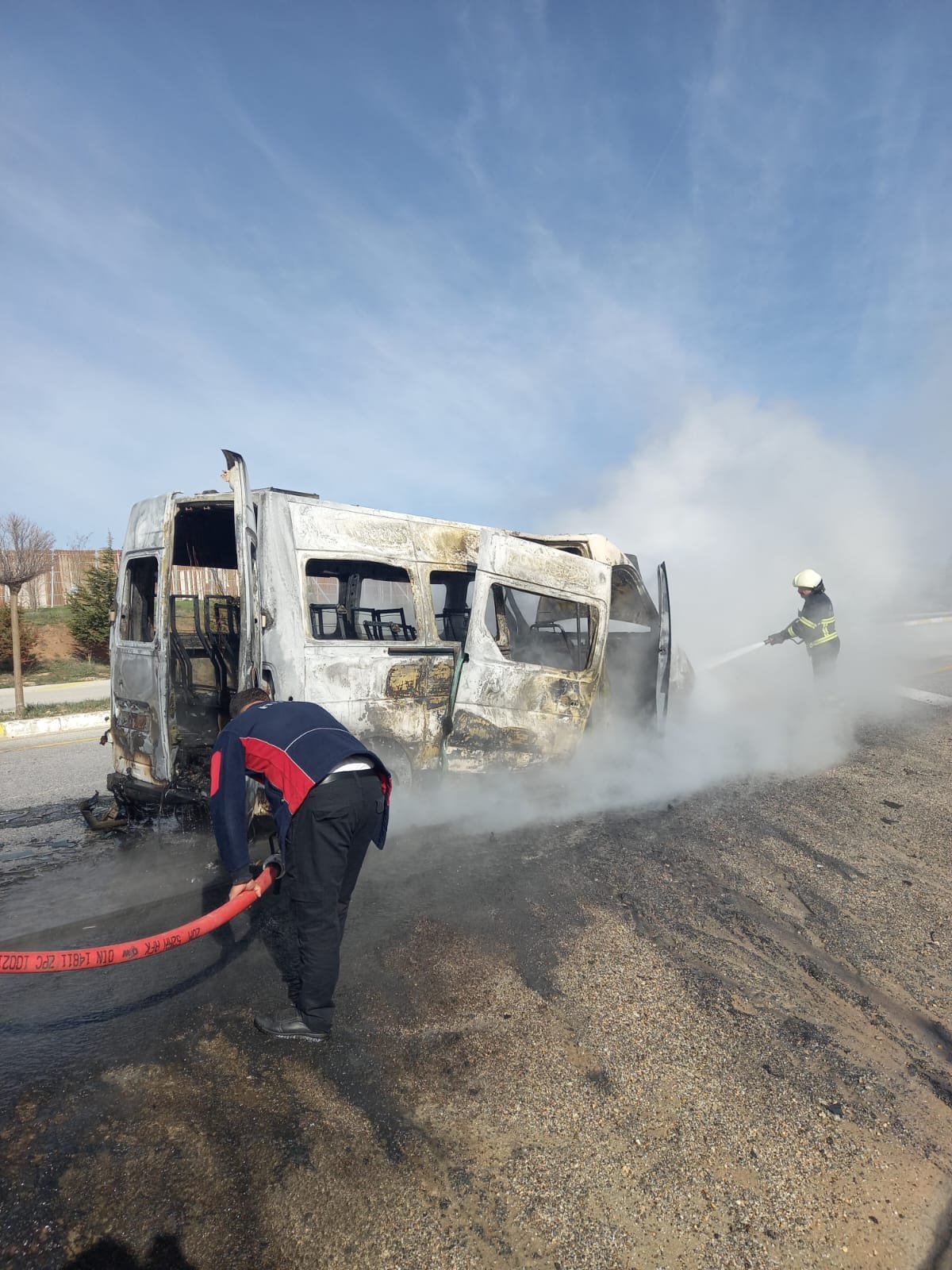 Sivas'ta seyir halindeki servis minibüsü yandı