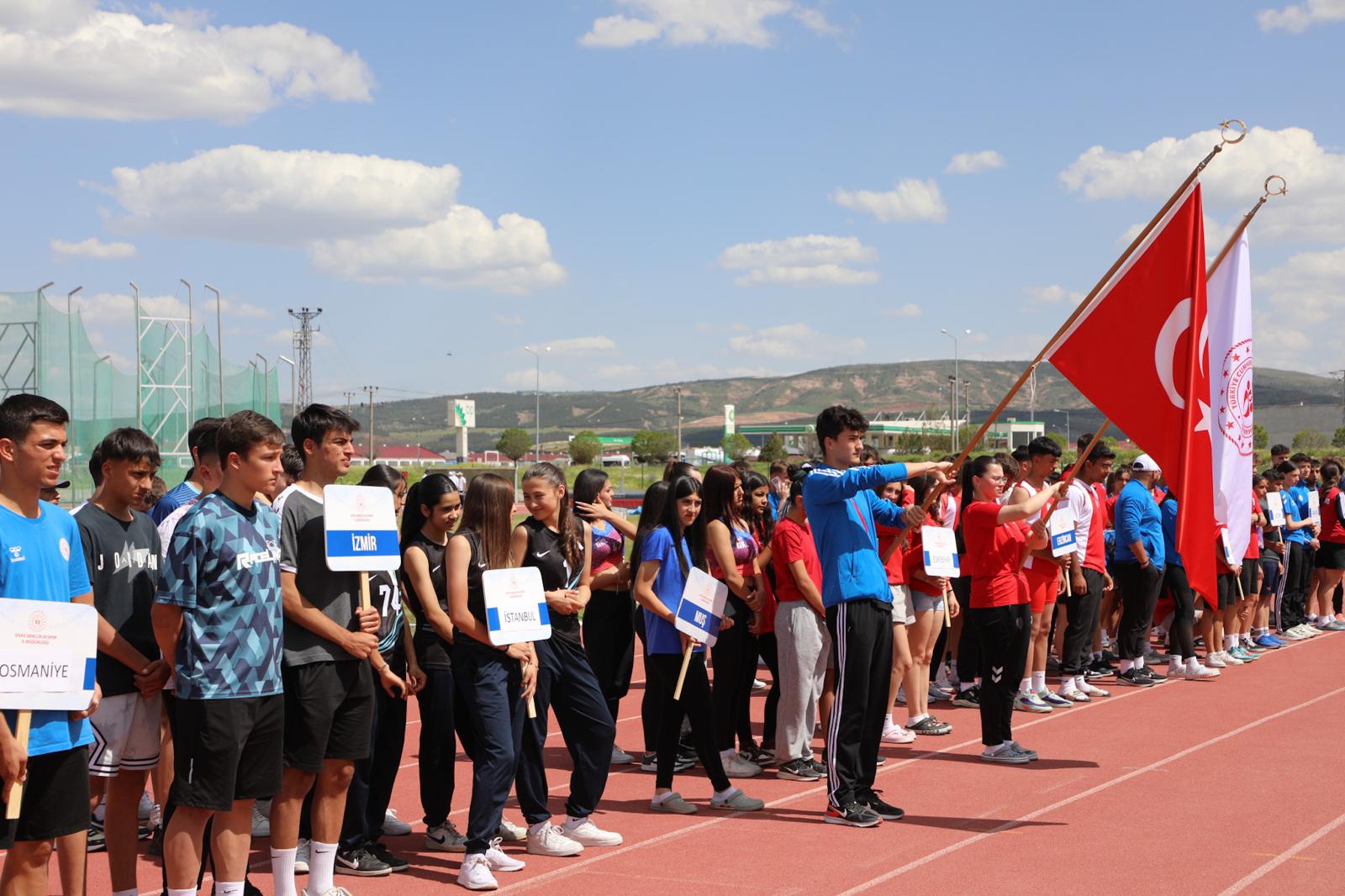 500 sporcu Sivas’ta şampiyonluk için yarıştı