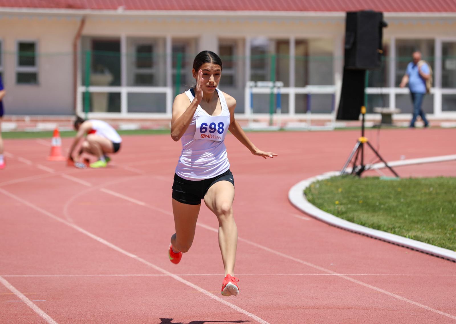 500 sporcu Sivas’ta şampiyonluk için yarıştı