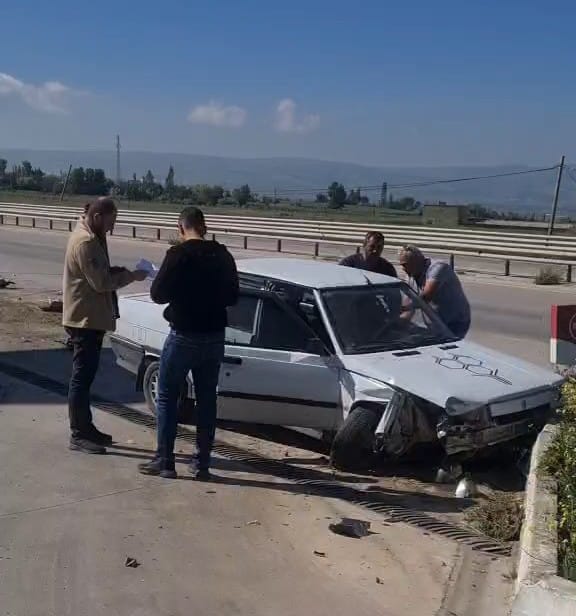 Detay Park halindeki araçların arasından çıktı! Kaza yaptı 