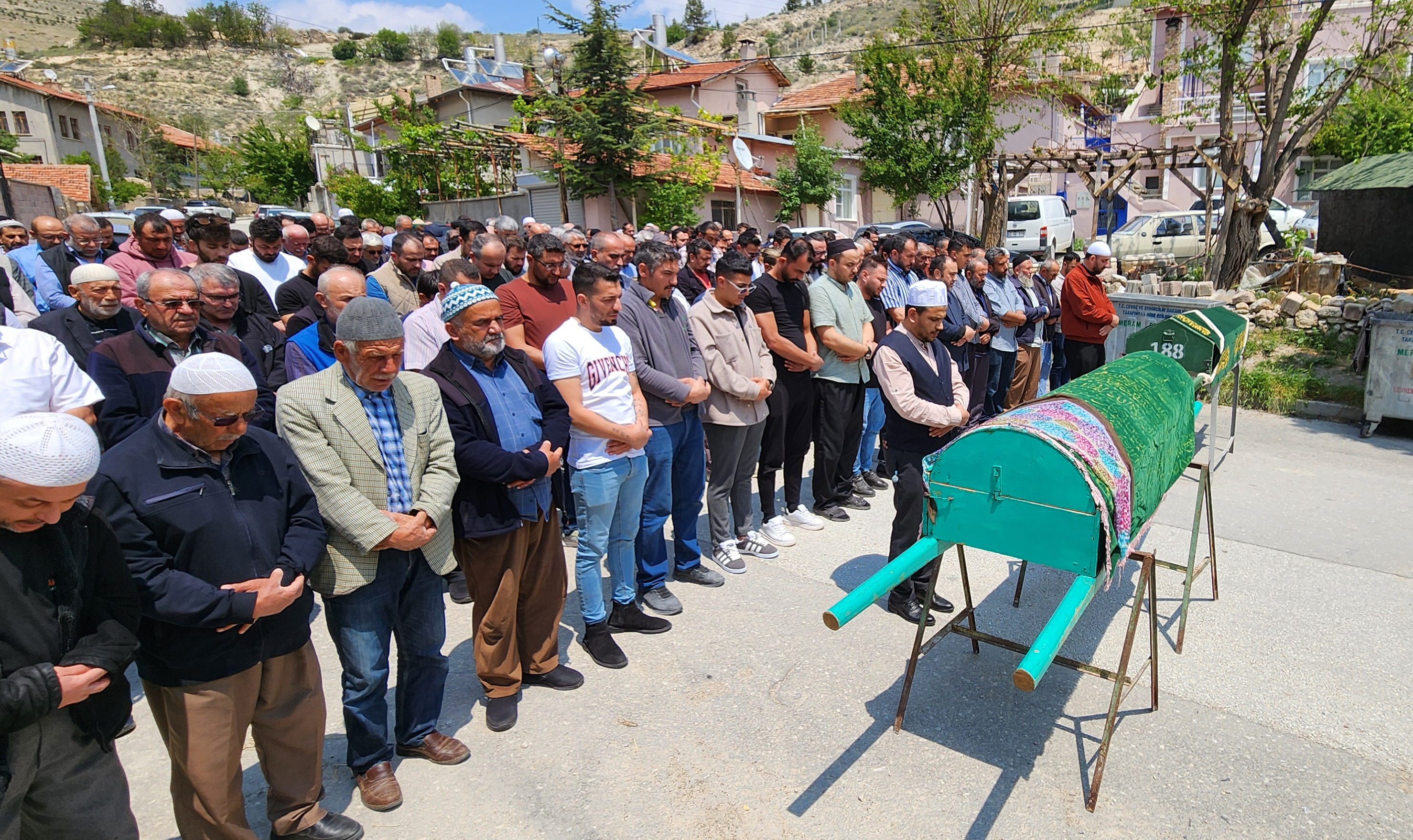 Dumandan zehirlenen çift toprağa verildi