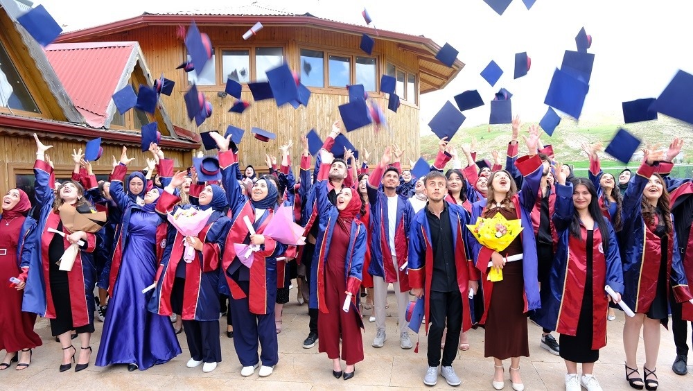 İki torunuyla diploma heyecanı yaşadı! 