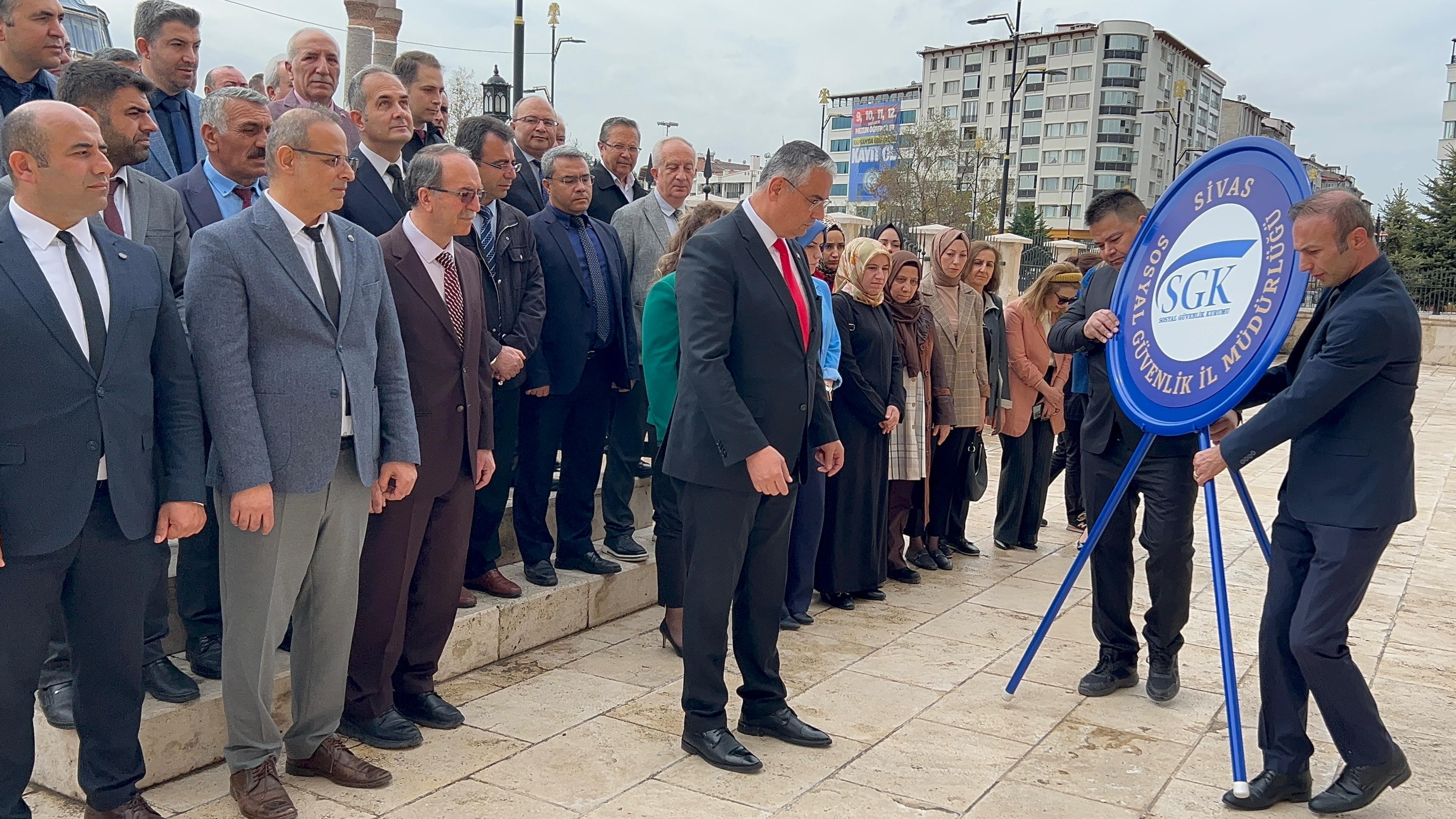 Sivas SGK Ailesi, Anıta Çelenk Sundu