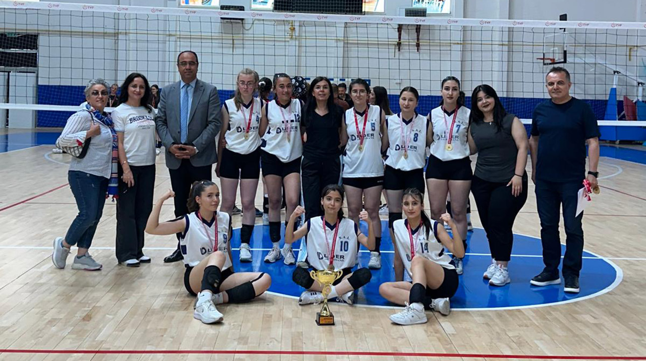 Cumhuriyet Anadolu Lisesi’nden şampiyonluk zaferi