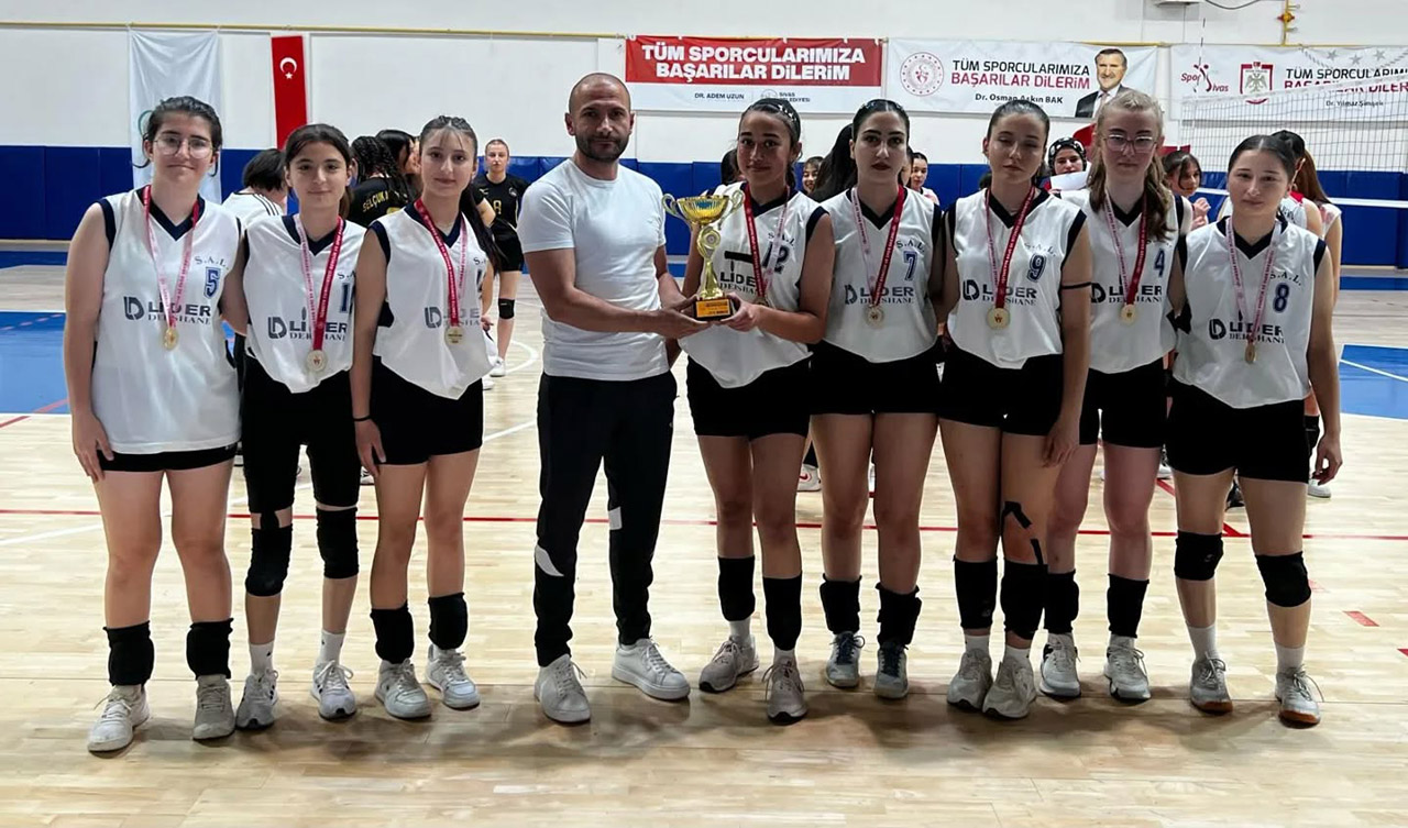 Cumhuriyet Anadolu Lisesi’nden şampiyonluk zaferi
