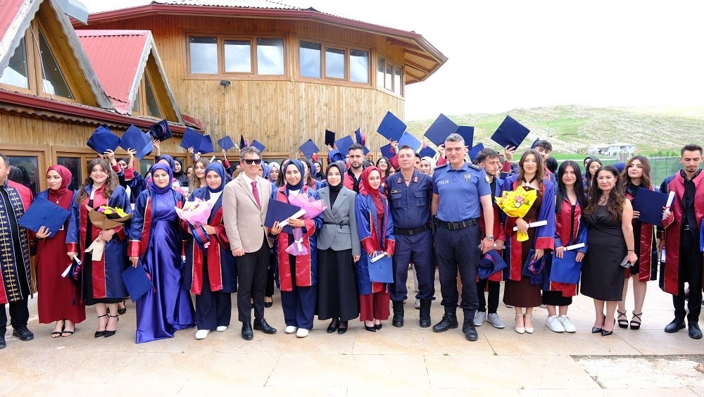 İki torunuyla diploma heyecanı yaşadı! 