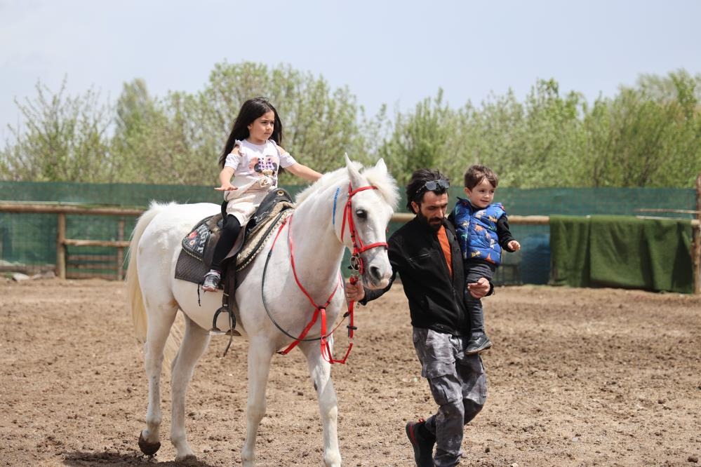 Tarihi dizilerde gördüler, biniciliğe merak saldılar