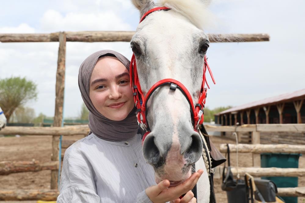 Tarihi dizilerde gördüler, biniciliğe merak saldılar