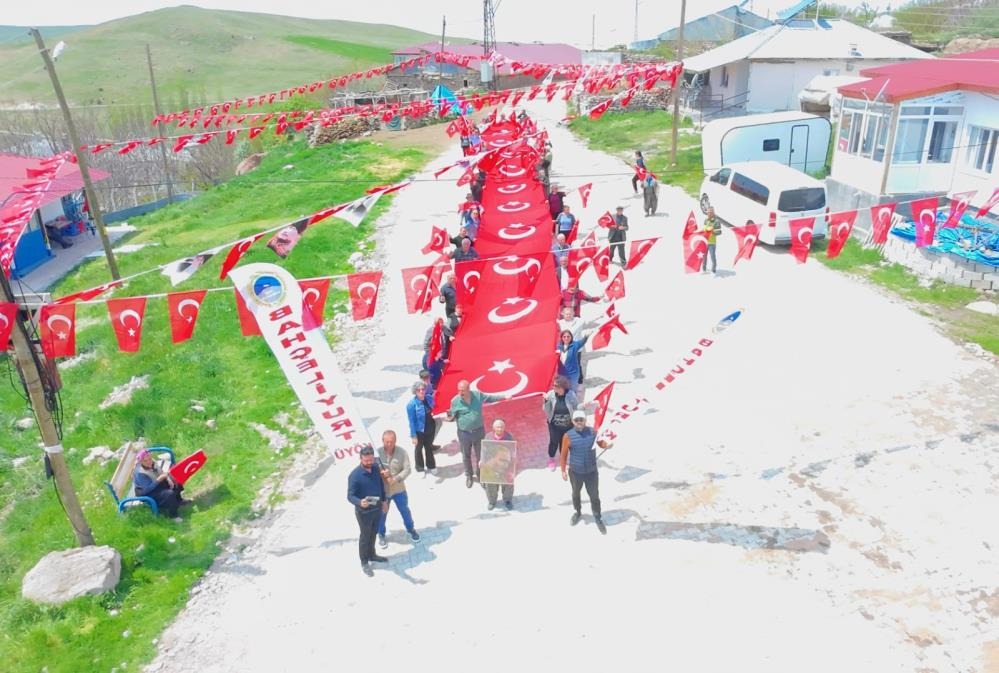 Sivas'ta 24 metrelik Türk Bayrağıyla yürüdüler 