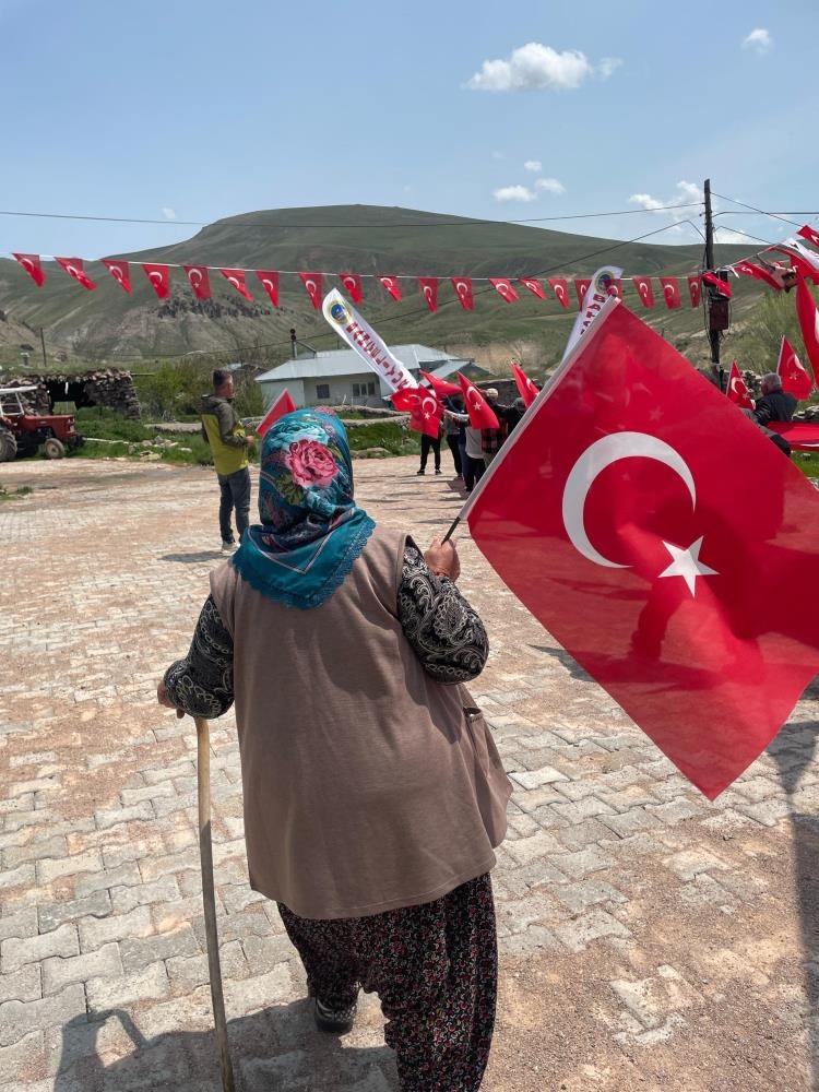 Sivas'ta 24 metrelik Türk Bayrağıyla yürüdüler 