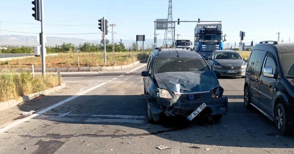Işık ihlali kazayı beraberinde getirdi! Sivas yolunda kaza! 