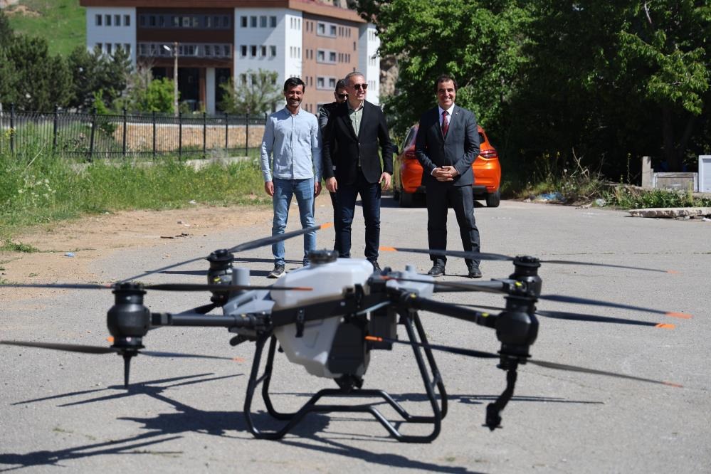 Sivas'ta keneye karşı dronla ilaçlama! 