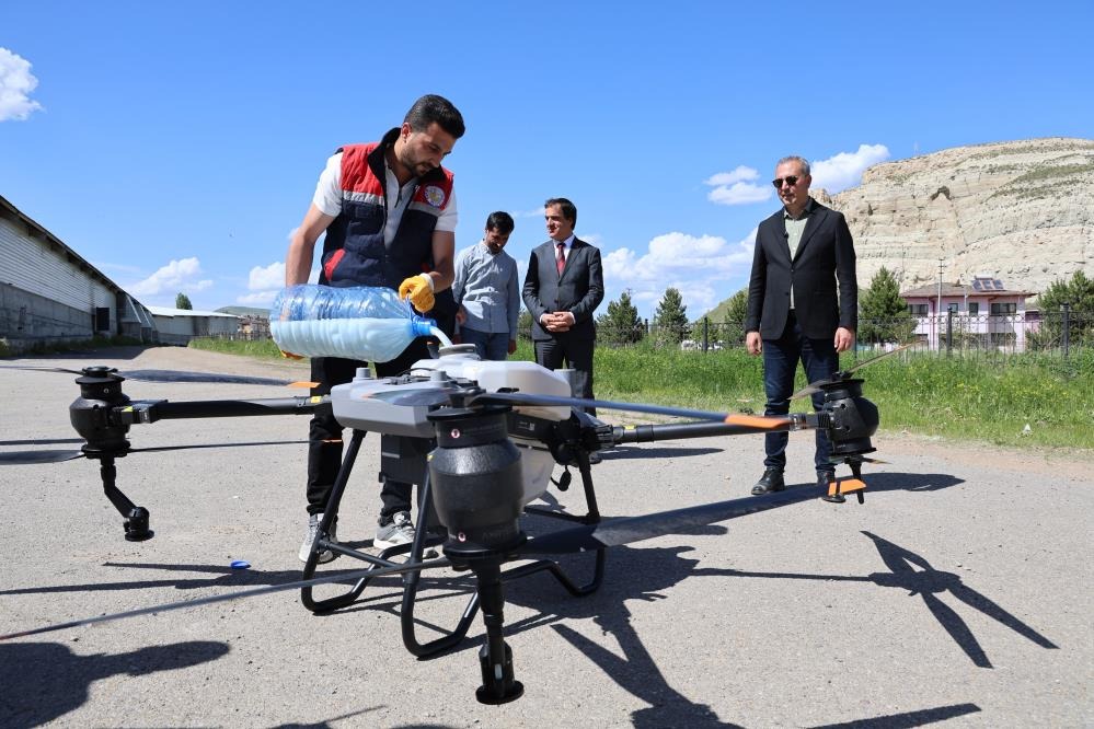 Sivas'ta keneye karşı dronla ilaçlama! 