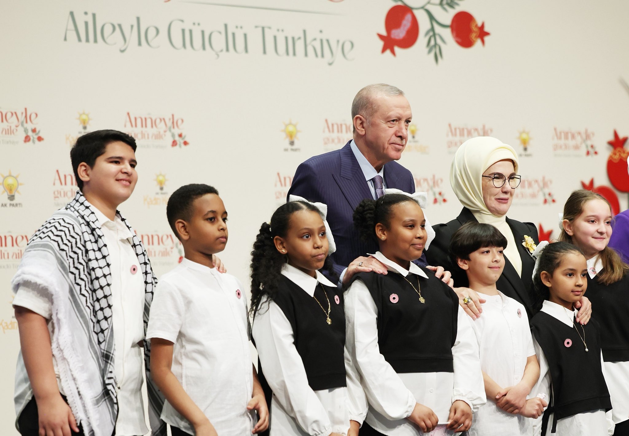 Rukiye Toy’un Organize Ettiği Programda Erdoğan Çifti Annelerle Buluştu