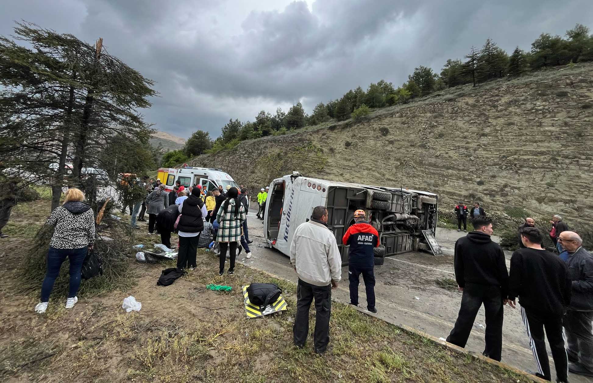 Yağış nedeniyle kayganlaşan yolda yolcu midibüsü kaza yaptı: 16 yaralı