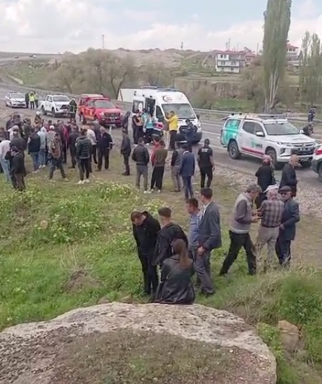 Sivas'ın komşusunda öğrencileri taşıyan minibüs şarampole devrildi! 