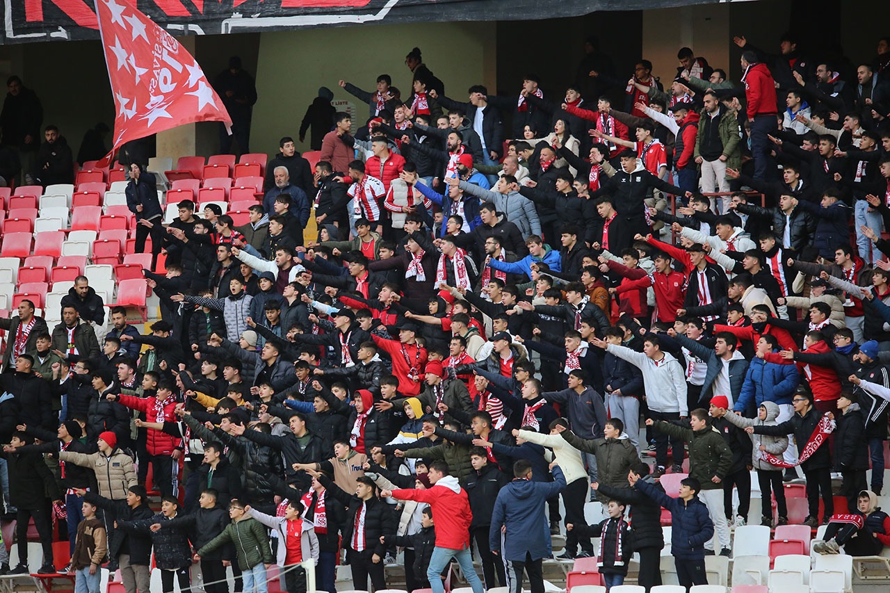 Kırmızı Duvar taraftar grubundan Sivasspor As Başkanına Tepki: "Sivasspor Sahipsiz Değildir"