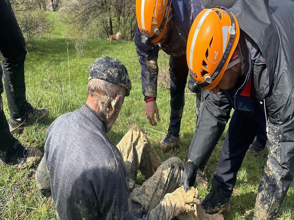 Ölüm Çukuru İneğini Kurtarmak İsterken Kendisi De Battı